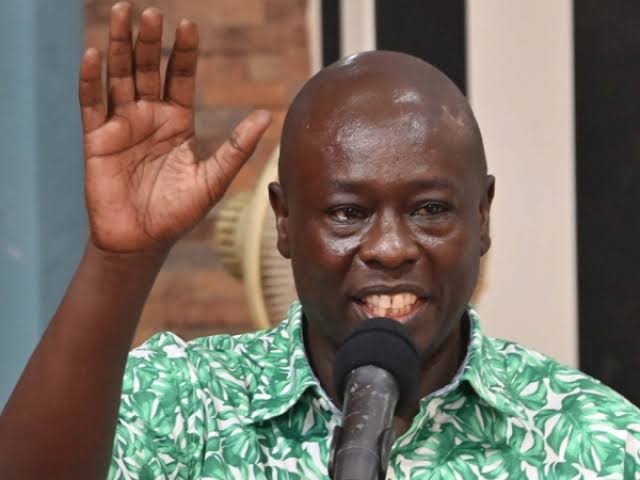 UDAPartyKe's tweet image. Would you rather have a WOMAN who is a Dynasty Project or a MAN who is People's Project?
Martha Karua - Retweet 🔄
Rigathi Gachagua - Like ❤️