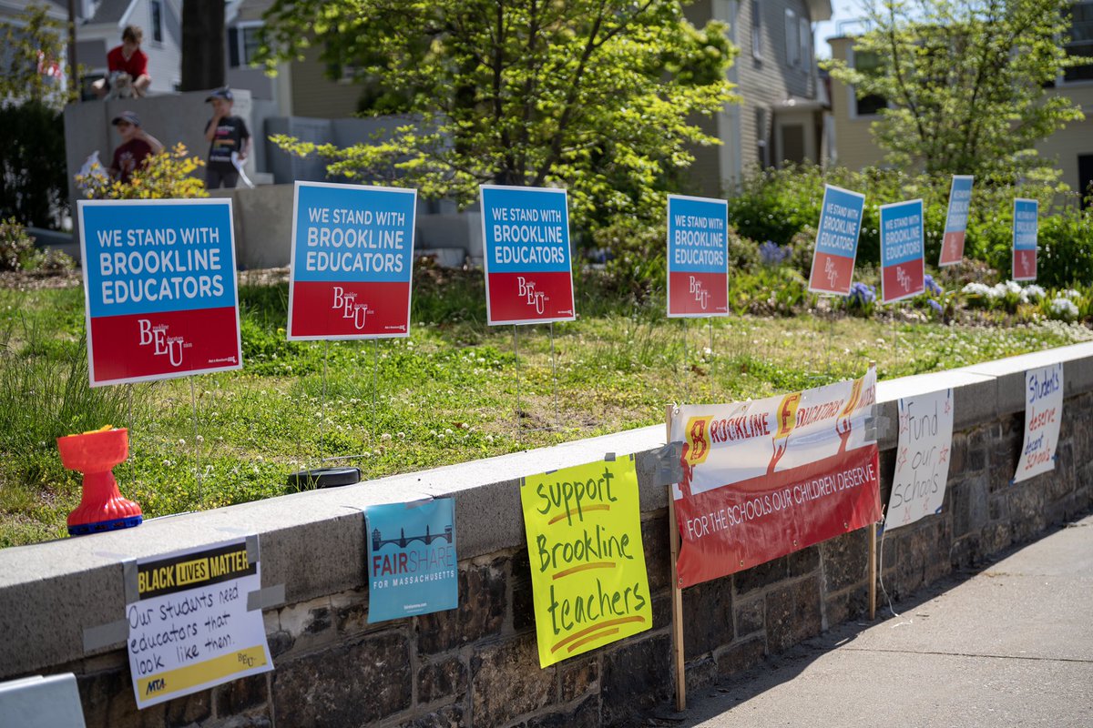 MTA President Merrie Najimy and Vice President Max Page issued the following statement today:
The MTA strongly supports the members of the <a href="/BeuBrookline/">Brookline BEU</a> in their fight for a fair contract. Read more: massteacher.org/news/2022/05/m…