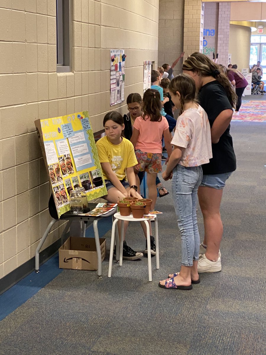 lsurface32's tweet photo. Lots of science fair fun! #pcelearn #Bexceptional https://t.co/AzmMjSkQVJ
