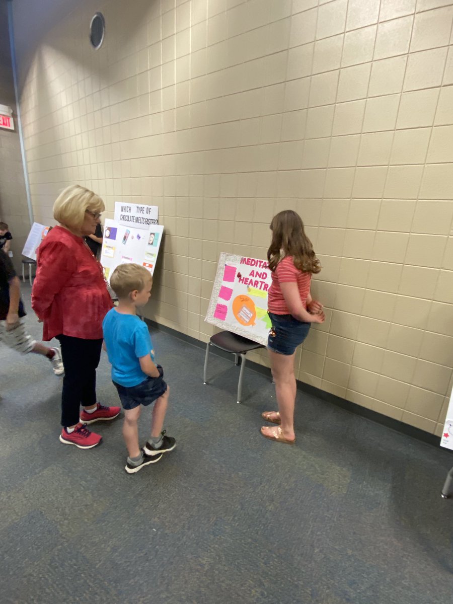 lsurface32's tweet photo. Lots of science fair fun! #pcelearn #Bexceptional https://t.co/AzmMjSkQVJ