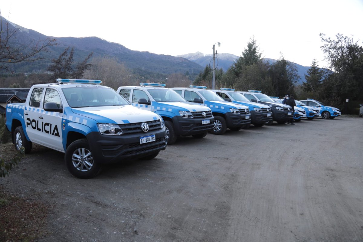 OmarGutierrezOk's tweet photo. Sumamos 8 nuevos vehículos a la flota policial de la zona sur. Fueron entregados en el marco del 90° aniversario de Villa La Angostura, que recibió una pickup y un auto. Los demás son destinados a:
🚓 San Martín de los Andes
🚓 Junín de los Andes
🚓 Villa Traful
#JuntosPodemosMás https://t.co/e6NJipJf9h