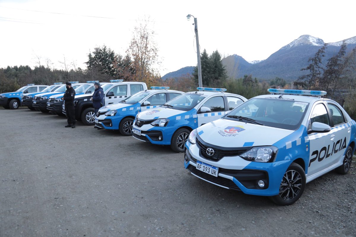 OmarGutierrezOk's tweet photo. Sumamos 8 nuevos vehículos a la flota policial de la zona sur. Fueron entregados en el marco del 90° aniversario de Villa La Angostura, que recibió una pickup y un auto. Los demás son destinados a:
🚓 San Martín de los Andes
🚓 Junín de los Andes
🚓 Villa Traful
#JuntosPodemosMás https://t.co/e6NJipJf9h
