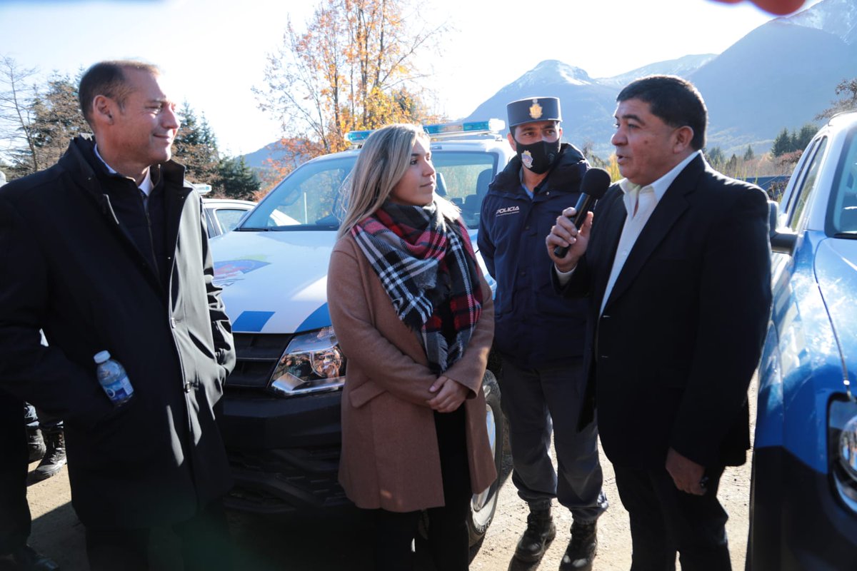 OmarGutierrezOk's tweet photo. Sumamos 8 nuevos vehículos a la flota policial de la zona sur. Fueron entregados en el marco del 90° aniversario de Villa La Angostura, que recibió una pickup y un auto. Los demás son destinados a:
🚓 San Martín de los Andes
🚓 Junín de los Andes
🚓 Villa Traful
#JuntosPodemosMás https://t.co/e6NJipJf9h