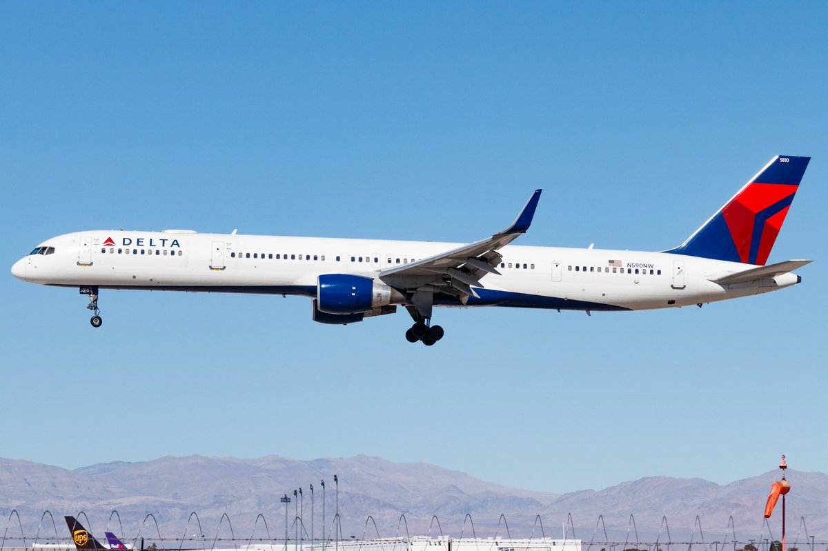 flyingpencilavi's tweet photo. This accounts namesake aircraft strutting its long legs in Vegas after a flight from Atlanta, GA. 

#AvGeek #DeltaAirlines #Boeing757 #FlyingPencil https://t.co/ovq5tq08JR