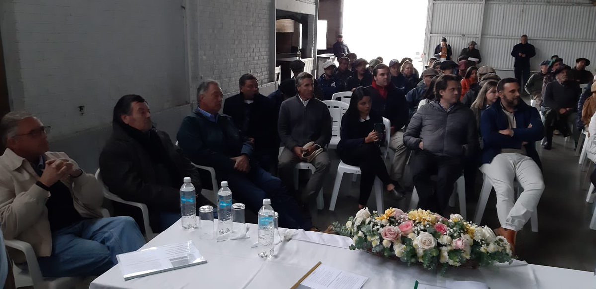 MGAPUruguay's tweet photo. Esta iniciativa se realizó en conjunto entre la Liga de Trabajo, el #MGAP y el @PlanAgro, con el fin de dar una solución a los productores afectados por sequía e incendios en Paysandú. https://t.co/0XPvsqHM42