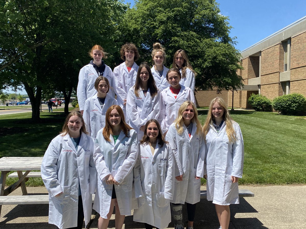 PLTW BioMed students earning their white coats today!  Congratulations! 
#FindYourGreatness 
<a href="/SLSDLindley/">Mr. Lindley</a> @wildcatsofhhs