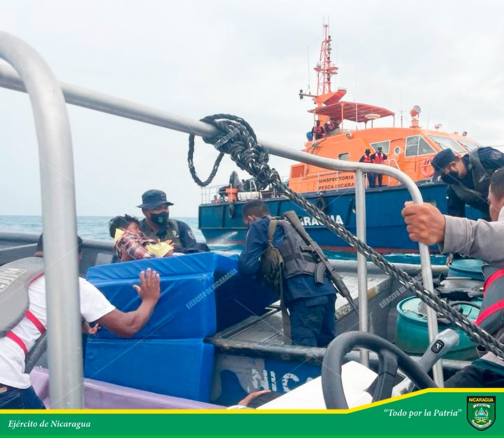 EjercitoNic's tweet photo. #NOTAINFORMATIVA | A través del #DistritoNavalCaribe, se realizó búsqueda, salvamento y rescate de 8 tripulantes a bordo de una embarcación, la cual presentó problemas mecánicos en el motor, quedando a la deriva a 8.5 millas náuticas al este de Puerto #ElBluff. #TodoPorLaPatria https://t.co/kb0QVDQNcy