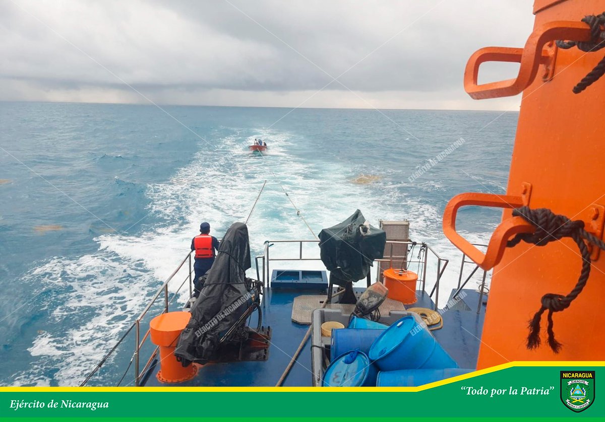 EjercitoNic's tweet photo. #NOTAINFORMATIVA | A través del #DistritoNavalCaribe, se realizó búsqueda, salvamento y rescate de 8 tripulantes a bordo de una embarcación, la cual presentó problemas mecánicos en el motor, quedando a la deriva a 8.5 millas náuticas al este de Puerto #ElBluff. #TodoPorLaPatria https://t.co/kb0QVDQNcy