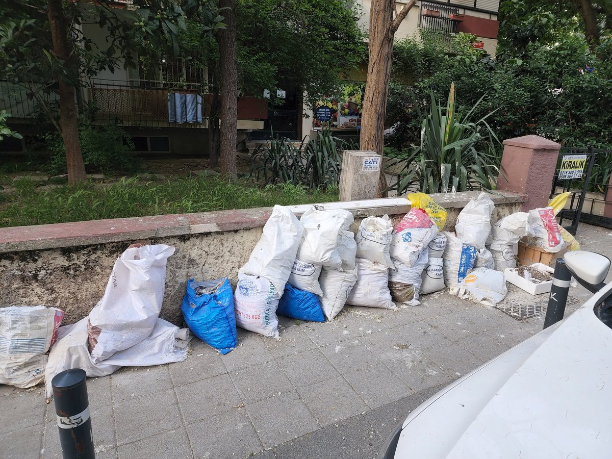 @ibbBeyazmasa <a href="/kadikoybelediye/">Kadıköy Belediyesi</a> Taş Mektep Sokak Göztepe 39 Numara önü kaldırıma molozlar atılmış haftalardır bu şekilde duruyor, lütfen gerekli müdahale yapılsın artık