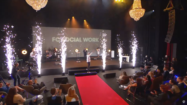 SBB (@sbbnl) on Twitter photo 🎉 SBB feliciteert FC Social Work te Nijmegen. Het leerbedrijf mag zich een jaar lang de beste van Nederland noemen. De prijs werd uitgereikt door voorzitter van SBB <a href="/claudiareiner01/">Claudia Reiner</a> en de minister van OCW <a href="/RHDijkgraaf/">Robbert Dijkgraaf</a>. 🎉 SBB feliciteert FC Social Work te Nijmegen. Het leerbedrijf mag zich een jaar lang de beste van Nederland noemen. De prijs werd uitgereikt door voorzitter van SBB <a href="/claudiareiner01/">Claudia Reiner</a> en de minister van OCW <a href="/RHDijkgraaf/">Robbert Dijkgraaf</a>.