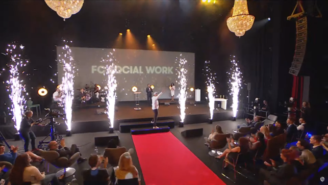 🎉 SBB feliciteert FC Social Work te Nijmegen. Het leerbedrijf mag zich een jaar lang de beste van Nederland noemen. De prijs werd uitgereikt door voorzitter van SBB @claudiareiner01 en de minister van OCW @RHDijkgraaf.