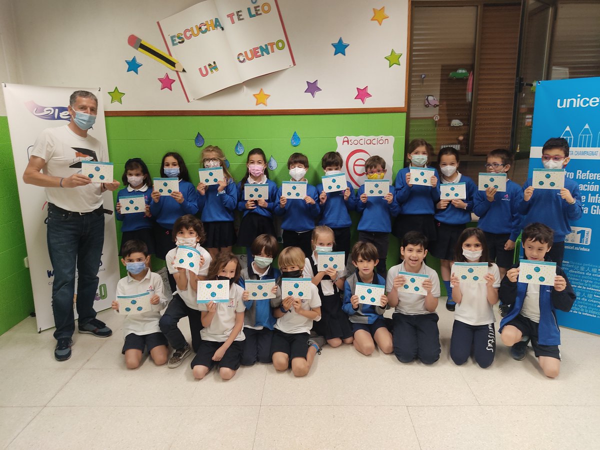 cenconc's tweet photo. Esta mañana hemos repartido la cosecha entre las clases de 1º de primaria y  2º del @MSalCha . Han colaborado con “Gotas de Níger” de UNICEF en la preciosa ciudad de Salmanca que tan buenos recuerdos me trae siempre...
https://t.co/Kk81cWdslk https://t.co/hIPyMMU3PF