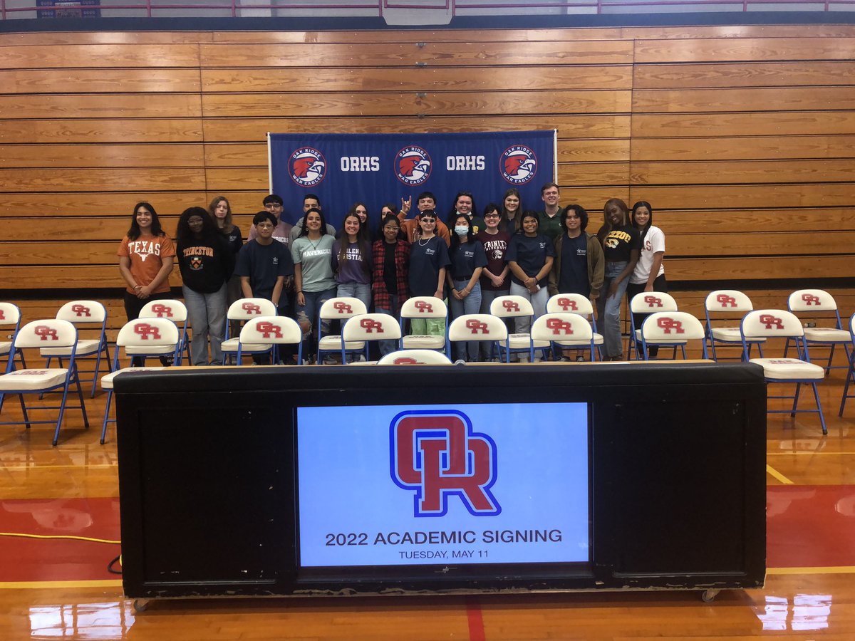 RidgeCounselors's tweet photo. Celebrated this group of students who all received FULL academic scholarships to their colleges! WOW!!! Way to go, @ORWarEagles!!! 💙🦅♥️ https://t.co/LewNw2z8f1