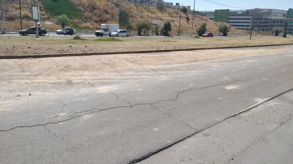 PCB_Ecatepec's tweet photo. Oportuno trabajo de nuestros compañeros de la unidad 1001 de Rescate Urbano, quienes a fin de evitar accidentes, retiraron de la carpeta asfáltica de la avenida Insurgentes en las Americas tierra tirada por un camión de carga. 

#MunicipioConValores https://t.co/41oWvdUaRc