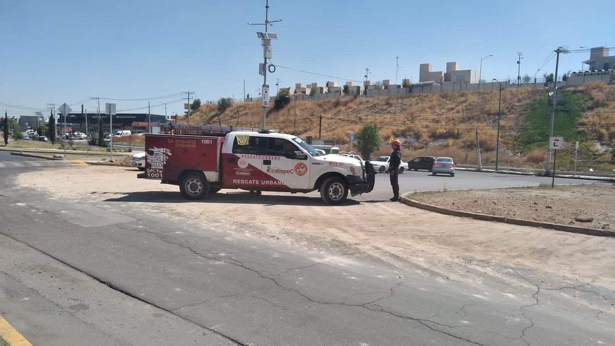 PCB_Ecatepec's tweet photo. Oportuno trabajo de nuestros compañeros de la unidad 1001 de Rescate Urbano, quienes a fin de evitar accidentes, retiraron de la carpeta asfáltica de la avenida Insurgentes en las Americas tierra tirada por un camión de carga. 

#MunicipioConValores https://t.co/41oWvdUaRc