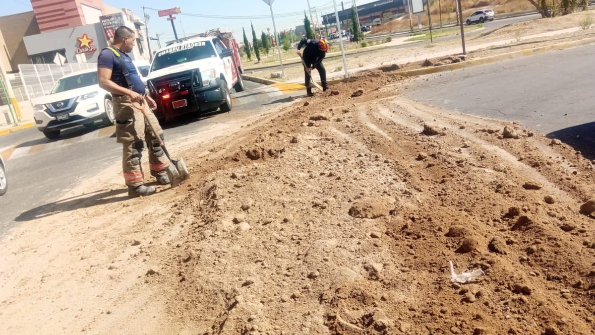PCB_Ecatepec's tweet photo. Oportuno trabajo de nuestros compañeros de la unidad 1001 de Rescate Urbano, quienes a fin de evitar accidentes, retiraron de la carpeta asfáltica de la avenida Insurgentes en las Americas tierra tirada por un camión de carga. 

#MunicipioConValores https://t.co/41oWvdUaRc