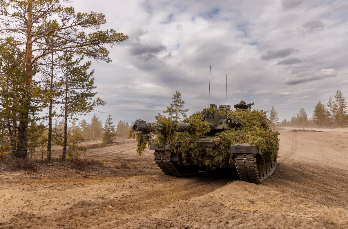 Roberto_yeager's tweet photo. 14 #Challenger 2 británicos de Queen’s Royal Hussars, y unos 100 efectivos del #BritishArmy trabajando junto a #Leopard 2 finlandeses en el ejercicio #Arrow22 https://t.co/8L18eq9yay https://t.co/4FR0hk5OqH