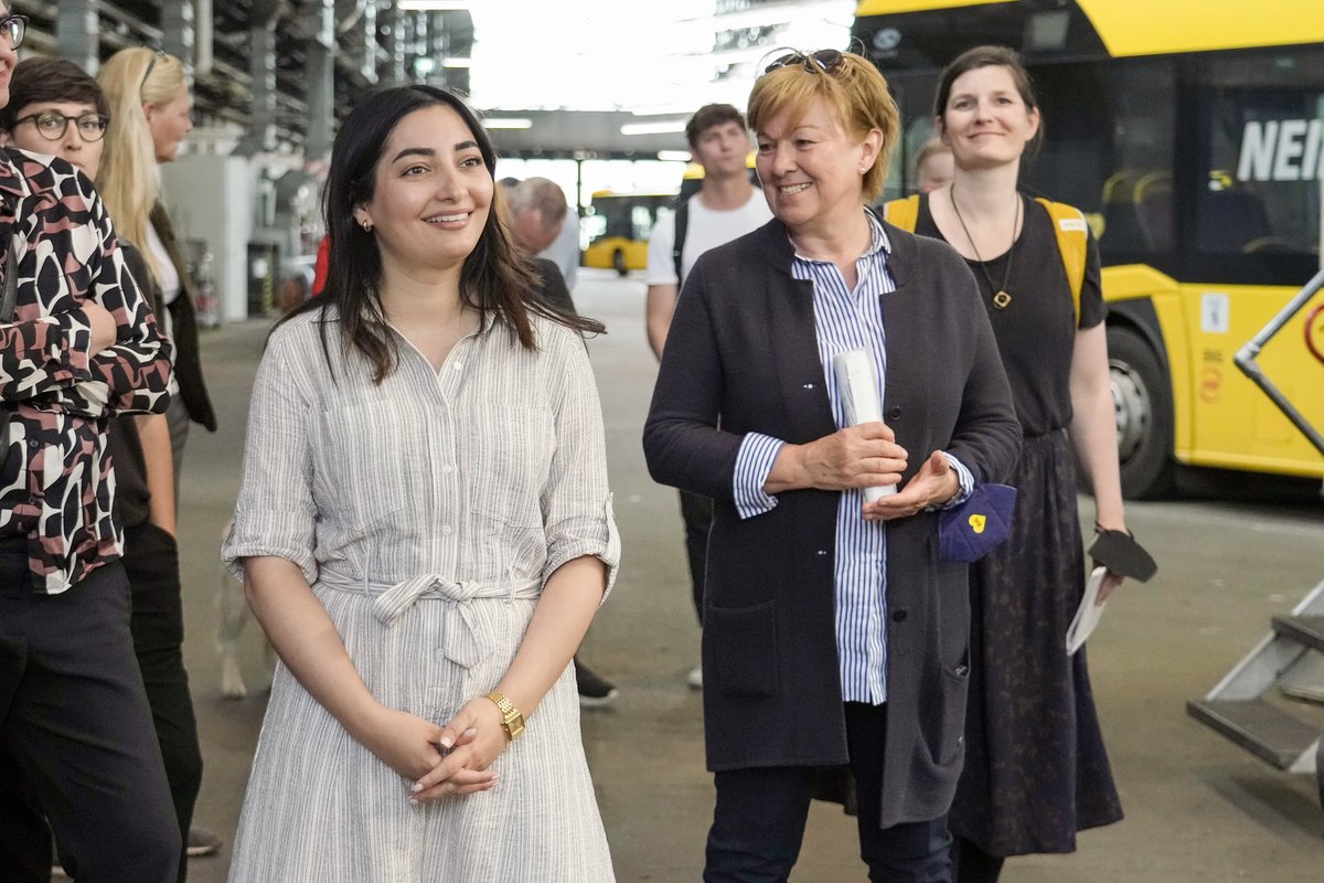 Berliner Verkehrsbetriebe (BVG) (@bvg_unternehmen) on Twitter photo Im Vorfeld des Deutschen Diversity-Tags: Wir zeigen Staatsministerin für Migration, Flüchtlinge, Integration <a href="/ReemAlabali/">Reem Alabali-Radovan</a> und <a href="/AC_Grohnert/">AnaCristina Grohnert</a>, Vorstandsvorsitzende des @ChartaVielfalt, wie unser Unternehmen #Vielfalt in der #BVG fördert und lebt. Infos: t1p.de/w6bsm Im Vorfeld des Deutschen Diversity-Tags: Wir zeigen Staatsministerin für Migration, Flüchtlinge, Integration <a href="/ReemAlabali/">Reem Alabali-Radovan</a> und <a href="/AC_Grohnert/">AnaCristina Grohnert</a>, Vorstandsvorsitzende des @ChartaVielfalt, wie unser Unternehmen #Vielfalt in der #BVG fördert und lebt. Infos: t1p.de/w6bsm
