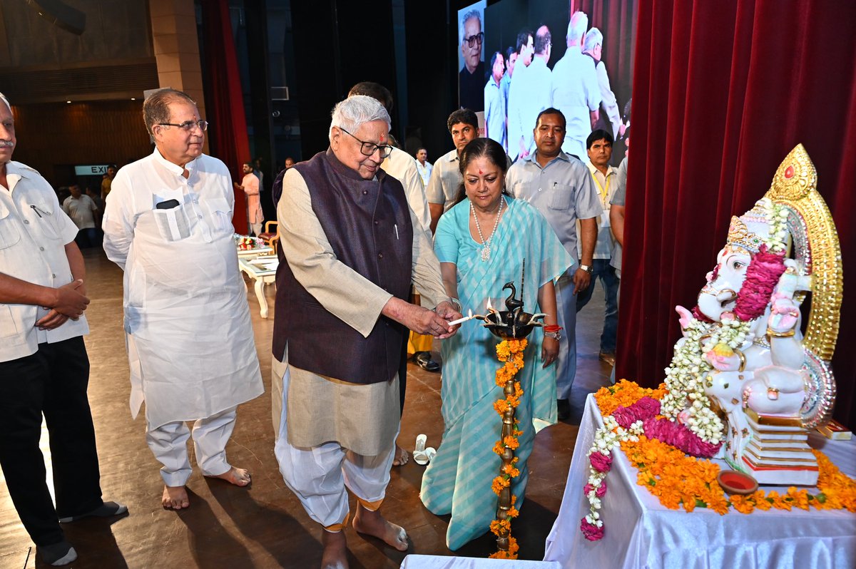 VasundharaBJP's tweet photo. यह मेरे लिए गौरव का क्षण है कि मुझे आज राष्ट्र के गौरव, सच्चे जननायक, महान सख्शियत स्व. भैरों सिंह शेखावत जी के संस्मरण पर लिखी पुस्तक के विमोचन का अवसर प्राप्त हुआ है। वे एक ऐसे महान व्यक्तित्व थी, जिन्होंने मुझे प्रगति पथ पर आगे बढ़ना सिखाया था।

#BhaironSinghShekhawat https://t.co/zngYowWfMD