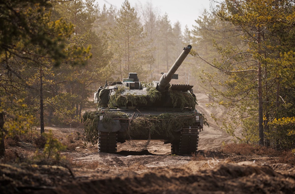Roberto_yeager's tweet photo. 14 #Challenger 2 británicos de Queen’s Royal Hussars, y unos 100 efectivos del #BritishArmy trabajando junto a #Leopard 2 finlandeses en el ejercicio #Arrow22 https://t.co/8L18eq9yay https://t.co/4FR0hk5OqH