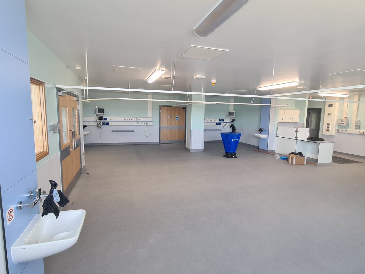 NUHMedicine's tweet photo. 2 Days to go..
Our new Advanced Respiratory Care Unit at QMC will look after 12 patients in a bespoke environment with full NIV capability throughout with more air changes per hour than most operating theatres.
#NotAHelipad Just a very big fan. https://t.co/uMi1fdeyDg