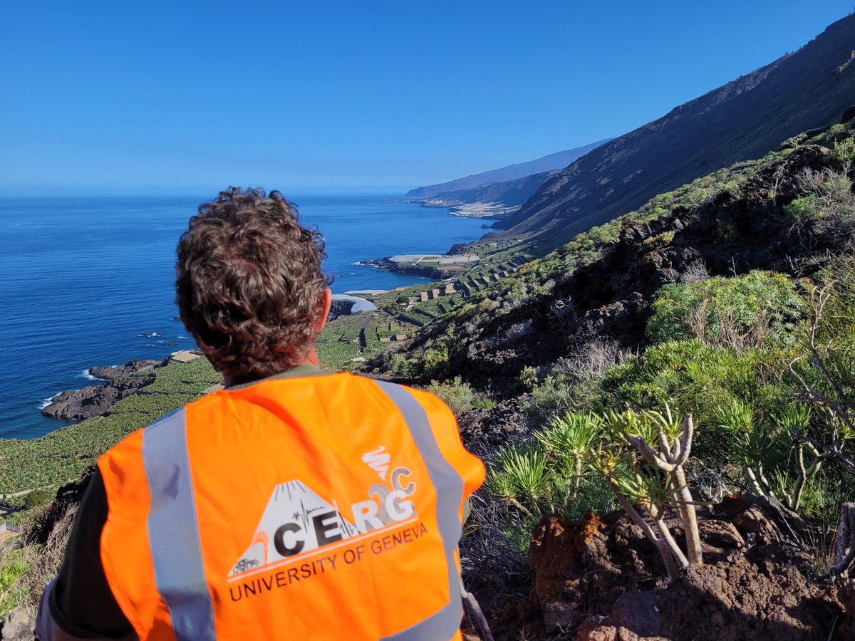 CostanzaBND's tweet photo. Joint #CERGC_UNIGE and #ELSTE training program back in the field to investigate the assessment of volcanic #risk using #LaPalma as a case study with @sciences_UNIGE @involcan @drGonzoRoberts @greggcehi @cammpastore 
https://t.co/dvn7jEbtMc https://t.co/ZEHkMD2K9N