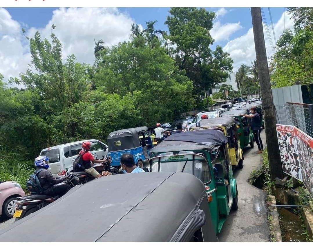 මාලඹේ අරංගල සිපෙට්කෝ සහ හෝකන්දර IOC පෝලිම් 2 එකට හමුවූ ඒ සුන්දර මොහොත.😍 #SriLanka #SrilankanCrisis #FuelShortage #SriLankaEconomicCrisis