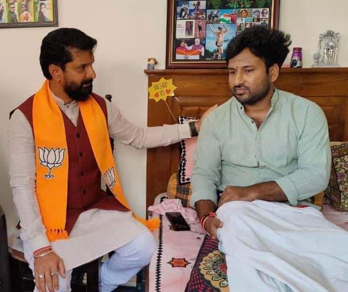 mallikarjun_mm's tweet photo. ಜೀವಕ್ಕೆ ಅಪಾಯ ತಂದೊಡ್ಡಿದ ವಾಹನ ಅಪಘಾತ, ತನ್ನದೊಂದು ಕಾಲು ಕಳೆದುಕೊಂಡು ಈಗಷ್ಟೆ ಮತ್ತೆ ಚೇತರಿಸಿಕೊಳ್ಳುತ್ತಿರುವ ಕಲಬುರ್ಗಿಯ ಯುವ ಕಾರ್ಯಕರ್ತ "ವೀರು". ಪಾಟೀಲ್ ರಾಯ್ಕೊಡ್ ಅವರನ್ನು ಭೇಟಿ ಮಾಡಿದ ರಾಷ್ಟ್ರೀಯ ಪ್ರಧಾನ ಕಾರ್ಯದರ್ಶಿಗಳಾದ @CTRavi_BJP ಜೀ...
#GetWellsoon #VeeruPatilRaikod #ForBJP @VeerPatilRaikod https://t.co/fsNgUFfRIn