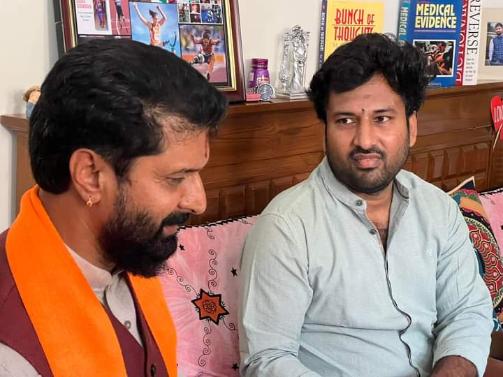 mallikarjun_mm's tweet photo. ಜೀವಕ್ಕೆ ಅಪಾಯ ತಂದೊಡ್ಡಿದ ವಾಹನ ಅಪಘಾತ, ತನ್ನದೊಂದು ಕಾಲು ಕಳೆದುಕೊಂಡು ಈಗಷ್ಟೆ ಮತ್ತೆ ಚೇತರಿಸಿಕೊಳ್ಳುತ್ತಿರುವ ಕಲಬುರ್ಗಿಯ ಯುವ ಕಾರ್ಯಕರ್ತ "ವೀರು". ಪಾಟೀಲ್ ರಾಯ್ಕೊಡ್ ಅವರನ್ನು ಭೇಟಿ ಮಾಡಿದ ರಾಷ್ಟ್ರೀಯ ಪ್ರಧಾನ ಕಾರ್ಯದರ್ಶಿಗಳಾದ @CTRavi_BJP ಜೀ...
#GetWellsoon #VeeruPatilRaikod #ForBJP @VeerPatilRaikod https://t.co/fsNgUFfRIn