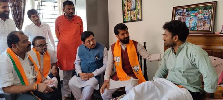 mallikarjun_mm's tweet photo. ಜೀವಕ್ಕೆ ಅಪಾಯ ತಂದೊಡ್ಡಿದ ವಾಹನ ಅಪಘಾತ, ತನ್ನದೊಂದು ಕಾಲು ಕಳೆದುಕೊಂಡು ಈಗಷ್ಟೆ ಮತ್ತೆ ಚೇತರಿಸಿಕೊಳ್ಳುತ್ತಿರುವ ಕಲಬುರ್ಗಿಯ ಯುವ ಕಾರ್ಯಕರ್ತ "ವೀರು". ಪಾಟೀಲ್ ರಾಯ್ಕೊಡ್ ಅವರನ್ನು ಭೇಟಿ ಮಾಡಿದ ರಾಷ್ಟ್ರೀಯ ಪ್ರಧಾನ ಕಾರ್ಯದರ್ಶಿಗಳಾದ @CTRavi_BJP ಜೀ...
#GetWellsoon #VeeruPatilRaikod #ForBJP @VeerPatilRaikod https://t.co/fsNgUFfRIn