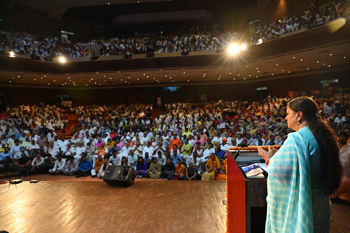 VasundharaBJP's tweet photo. स्व.भैरों सिंह जी शेखावत पर लिखी पुस्तक के विमोचन समारोह में मैं आज भावनाओं के सागर में बह गई। यह अवसर भैरों सिंह जी के साथ बिताए अविस्मरणीय पल आज फिर से ताज़ा कर गया।
मैं आपको कभी न भूल पाऊँगी!
राजस्थान आपको न भूल पायेगा!

#BhaironSinghShekhawat https://t.co/f09WDpxaOw