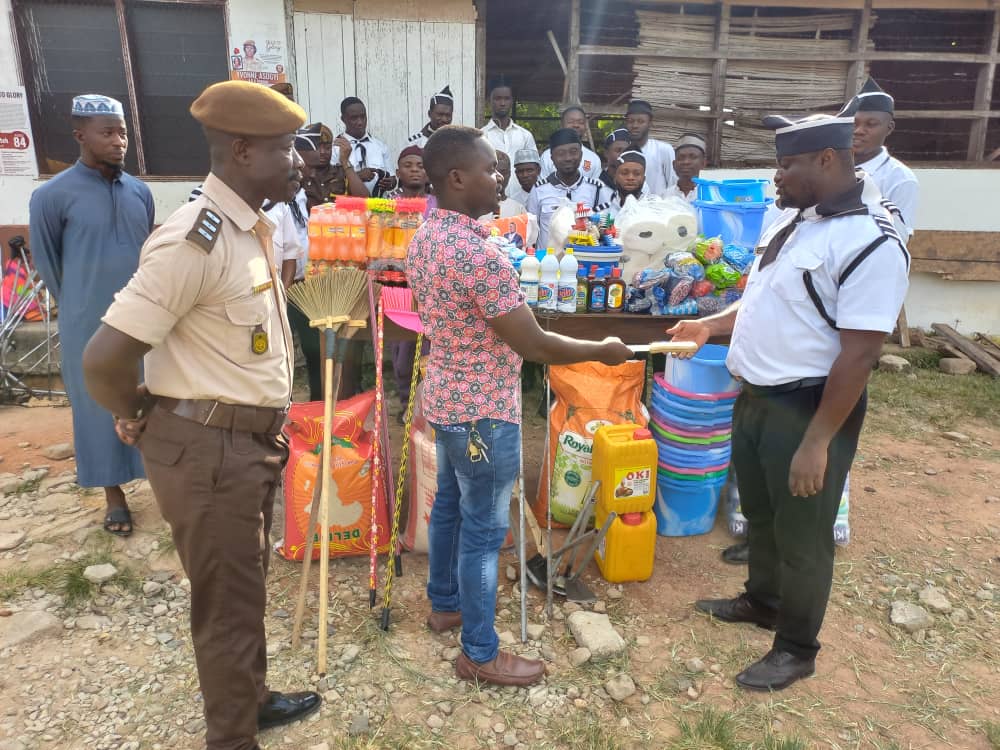 The Kumasi North and South Zones together with Sekyere Zone embarked on a donation exercise to the Amanfrom Prisons in #Kumasi. Present were Zonal Qaideen from all three zones and the Muawin Sadr of @Khuddamgh, Mr. Wahab Adusei. #donation #humanity #loveforallhatredfornone