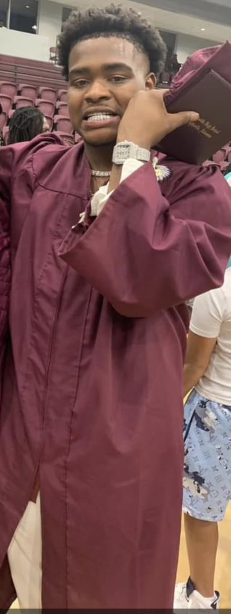 bicfizzle's tweet photo. Highschool Graduate #Classof2022 🥶🥶🥶 https://t.co/BgrBuk9jwo