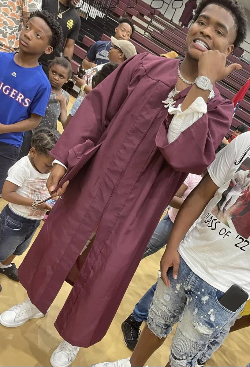 bicfizzle's tweet photo. Highschool Graduate #Classof2022 🥶🥶🥶 https://t.co/BgrBuk9jwo