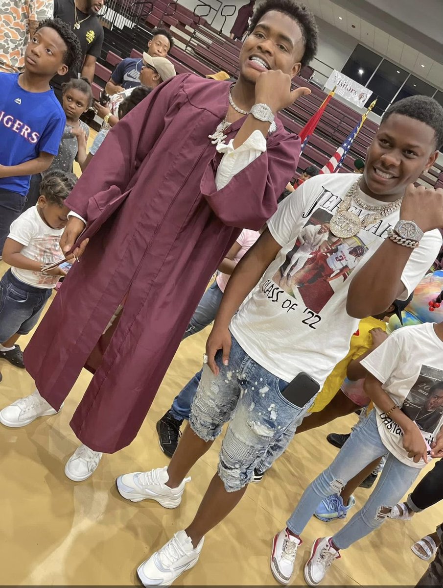 bicfizzle's tweet photo. Highschool Graduate #Classof2022 🥶🥶🥶 https://t.co/BgrBuk9jwo