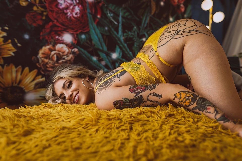 lacey_mattel's tweet photo. Need a little fun on a Monday? Start your week off right with s champagne court with a bomb shell in #Philly 💫✨ #thingstodophilly #girlswithtattoos #blondes #brat #financialdomination #switch https://t.co/jXriHfxw37