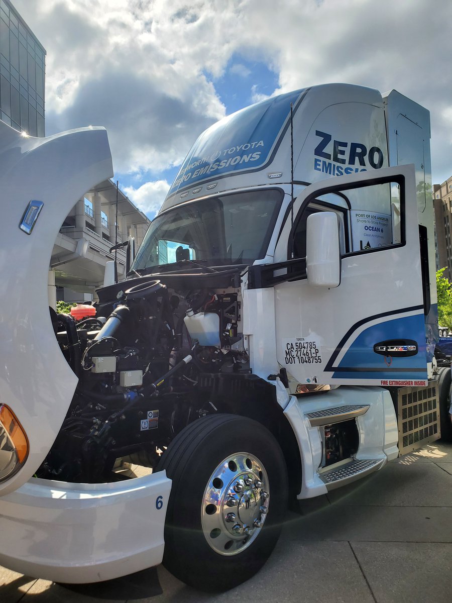 KentuckyEEC's tweet photo. @Toyota shows off the zero-emissions class 8 Kenworth T680 FCEV (hydrogen fuel cell electric truck) and Mirai Sedan powered by fuel cell electric drivetrain tech (its only emission is water!). In 2023, TMMK will begin assembling integrated dual fuel cell modules #hydrogenhub https://t.co/LHE74is6Lj