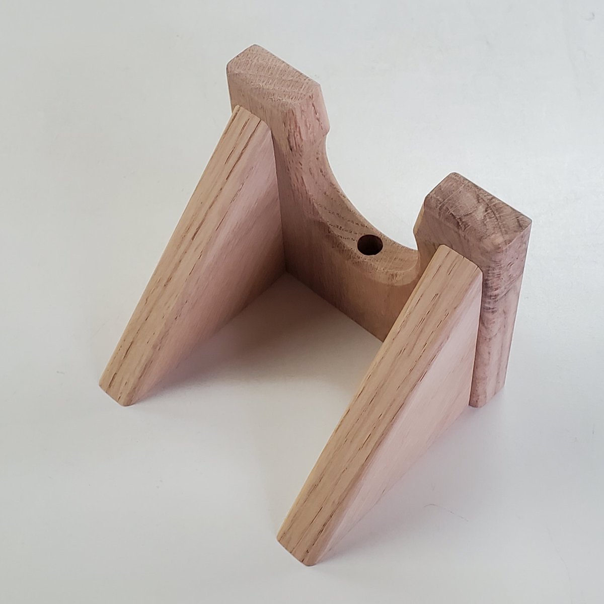 ChriSkrobarczyk's tweet photo. Unfinished red oak #guitar hanger👀 Get it on #etsy now!!  https://t.co/239wENGSXE #CSCarpentry #guitarist #homedecor #musicstudio https://t.co/t3AM9KqDju