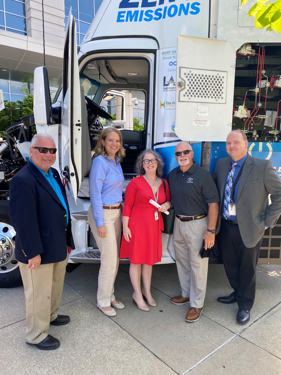 KentuckyEEC's tweet photo. @Toyota shows off the zero-emissions class 8 Kenworth T680 FCEV (hydrogen fuel cell electric truck) and Mirai Sedan powered by fuel cell electric drivetrain tech (its only emission is water!). In 2023, TMMK will begin assembling integrated dual fuel cell modules #hydrogenhub https://t.co/LHE74is6Lj