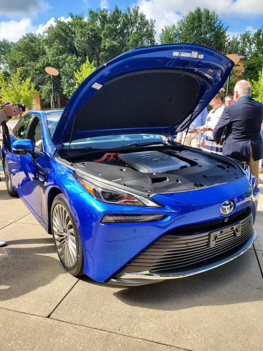 KentuckyEEC's tweet photo. @Toyota shows off the zero-emissions class 8 Kenworth T680 FCEV (hydrogen fuel cell electric truck) and Mirai Sedan powered by fuel cell electric drivetrain tech (its only emission is water!). In 2023, TMMK will begin assembling integrated dual fuel cell modules #hydrogenhub https://t.co/LHE74is6Lj