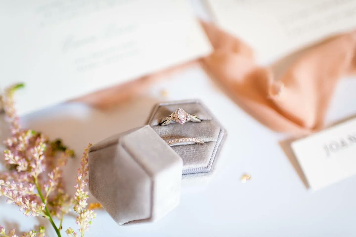 EventsByTMA's tweet photo. ✨Classy Invitation Suites✨

I never miss an opportunity to showcase beautiful invitation suites. They are truly the precursor to amazing wedding design.

#LuxuryWeddings #CelebrateLove #ChicagoWeddingPlanner #DestinationWeddingPlanner #WeddingReception https://t.co/h6qknvb6Ib