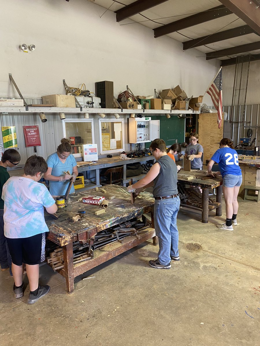 NENag_ffa's tweet photo. 7th Grade Ag Staining their boot jack projects! @NENbluejays https://t.co/2xcw7LEnBp