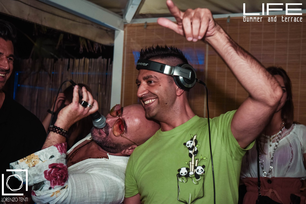 è tempo di tornare a far casino in TERRAZZA!

Voice: @jerrykvoc
Location: @life_club_bolzano

#tbk #tbkon3 #marcoolivari #smile #pretty #followme #swag #bigparty #party #partying #love #night #music #funtimes #hot #funny #partymusic #deejaying #lovemywor… instagr.am/p/CdoGcWbtq4M/