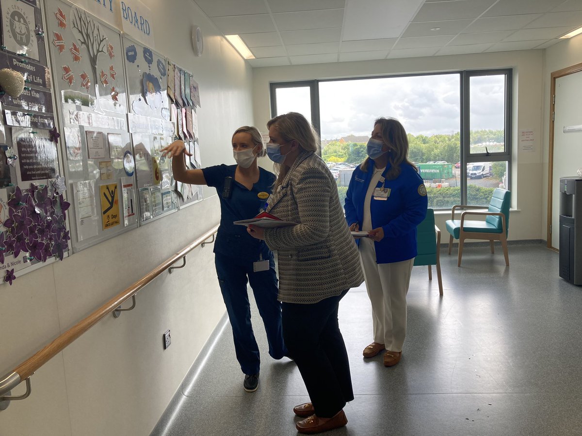 RachyKennedy's tweet photo. Ashling Browne CNM2 ward 8D showing Our @Magnet4Europe twin Glen Cove 🇺🇸 CNO Terry Dillman &amp; Director prof dev Annemarie Doodian QI board and projects successfully implemented on ward 8D #patientsafety #staffengagement @MaireadOConnel3 @AshlingMarie2 @LindaAiken_Penn @JdaDrennan https://t.co/8u4u5xZ5Zk