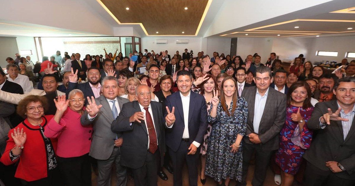 eduardorivera01's tweet photo. Reconocimos a maestras y maestros del SNTE Sección 51 y 23, por su labor y trayectoria.

¡Gracias por ser agentes de cambio y sembrar en sus alumnos el amor a nuestra Patria y a nuestra querida Puebla!
#ContigoYConRumbo https://t.co/TqDd4dsCOg