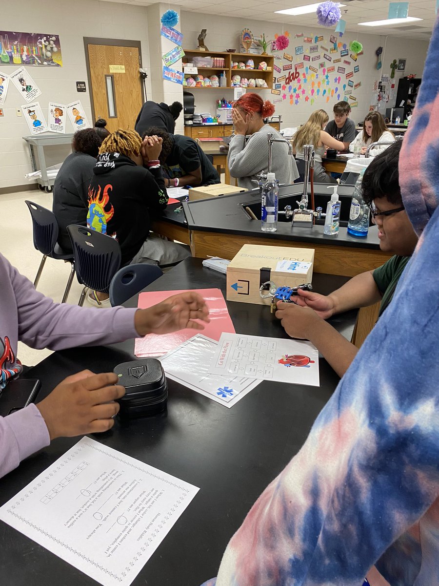 LegacyHSLib's tweet photo. Fun afternoon in @sciyonce Anatomy &amp; Physiology class with these #Lockstars.  Reviewing for finals with @breakoutEDU Congratulations to the winners. #MISDLibLove #everystudentengaged https://t.co/QnXuVZHtaY