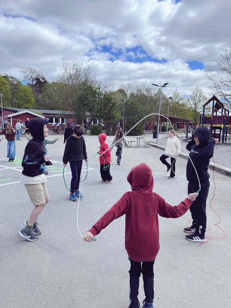 Idag firade vi vår Generation Pep-certifiering i form av en  ny tradition: Hälsodagen med olika aktiviteter. Vi visade även upp det fina diplomet och hissade vår fina flagga! generationpep.se/sv/ <a href="/carolinakluft/">Carolina Klüft</a> pic.x.com/q2m42UwPey