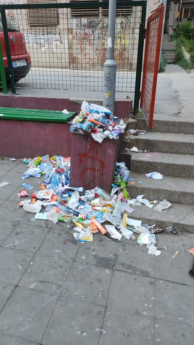 vbanovic's tweet photo. @prijavi_problem Molim vas da prosledite nadleznoj sluzbi prijavu haoticnog stanja u novom parku na Zvezdari u Veljka Dugosevica 18b (ispred "Skver Marketa"). Predlog: Vece kante za smece obavezno sa poklopcima. Unapred hvala. https://t.co/AGt9PUVUhd