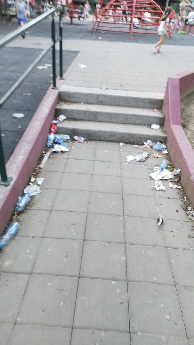 vbanovic's tweet photo. @prijavi_problem Molim vas da prosledite nadleznoj sluzbi prijavu haoticnog stanja u novom parku na Zvezdari u Veljka Dugosevica 18b (ispred "Skver Marketa"). Predlog: Vece kante za smece obavezno sa poklopcima. Unapred hvala. https://t.co/AGt9PUVUhd