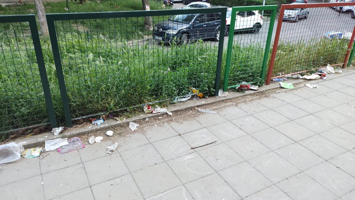 vbanovic's tweet photo. @prijavi_problem Molim vas da prosledite nadleznoj sluzbi prijavu haoticnog stanja u novom parku na Zvezdari u Veljka Dugosevica 18b (ispred "Skver Marketa"). Predlog: Vece kante za smece obavezno sa poklopcima. Unapred hvala. https://t.co/AGt9PUVUhd